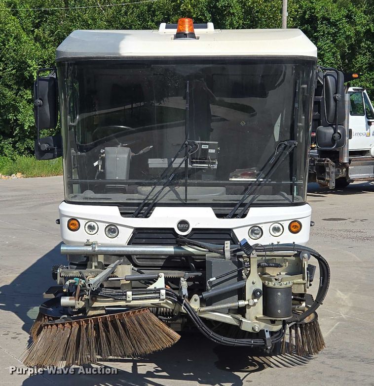 image for item EF1941 2016 Ravo 5 Series 540 street sweeper