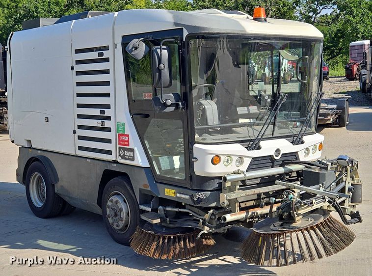 image for item EF1941 2016 Ravo 5 Series 540 street sweeper