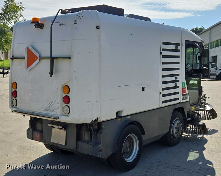 image for item EF1941 2016 Ravo 5 Series 540 street sweeper