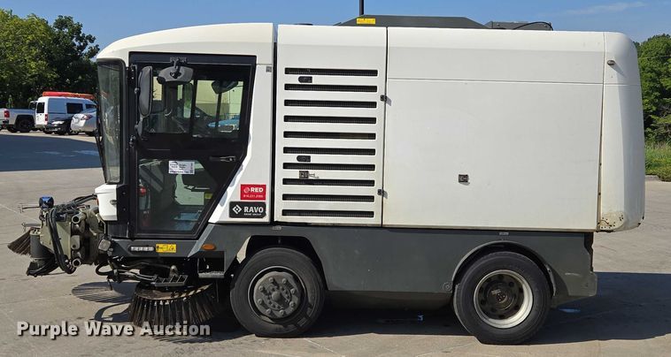 image for item EF1941 2016 Ravo 5 Series 540 street sweeper