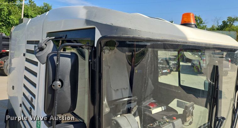 image for item EF1941 2016 Ravo 5 Series 540 street sweeper