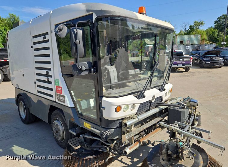 image for item EF1941 2016 Ravo 5 Series 540 street sweeper