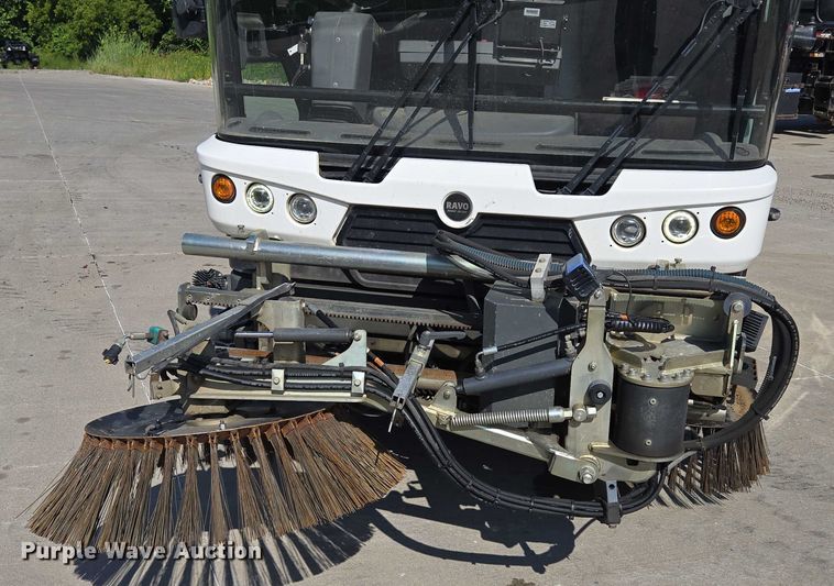 image for item EF1941 2016 Ravo 5 Series 540 street sweeper