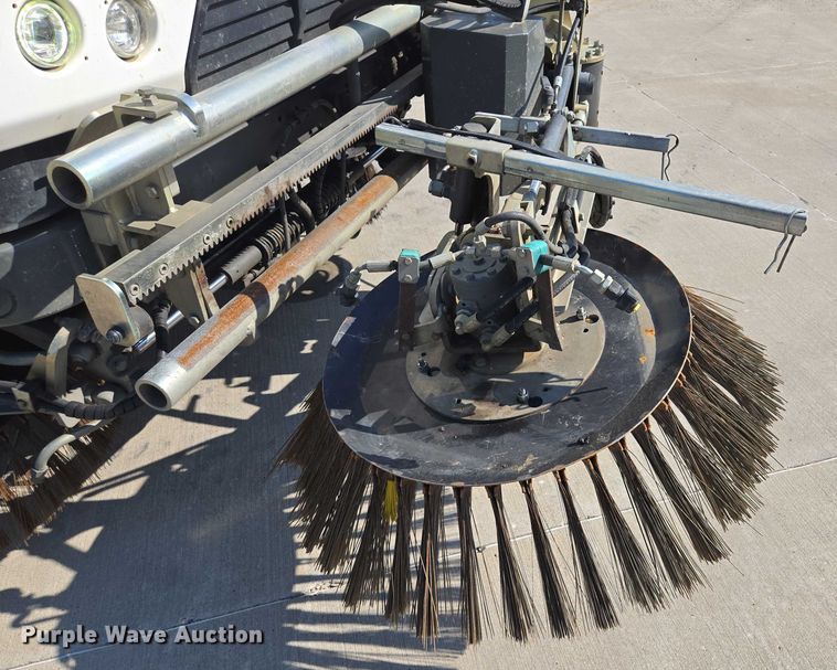 image for item EF1941 2016 Ravo 5 Series 540 street sweeper