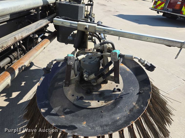 image for item EF1941 2016 Ravo 5 Series 540 street sweeper