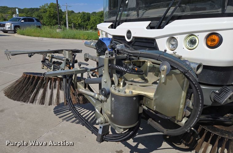 image for item EF1941 2016 Ravo 5 Series 540 street sweeper