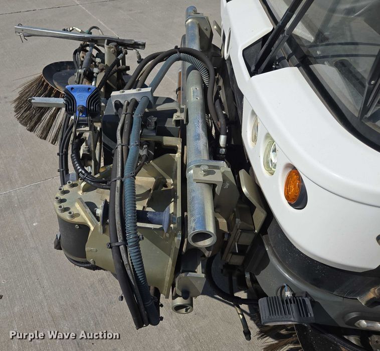 image for item EF1941 2016 Ravo 5 Series 540 street sweeper