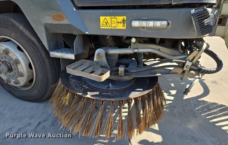 image for item EF1941 2016 Ravo 5 Series 540 street sweeper