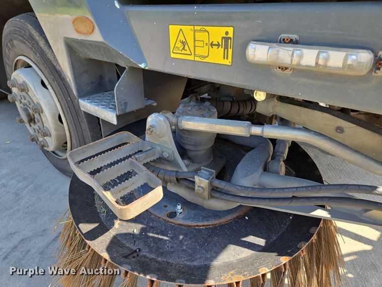 image for item EF1941 2016 Ravo 5 Series 540 street sweeper