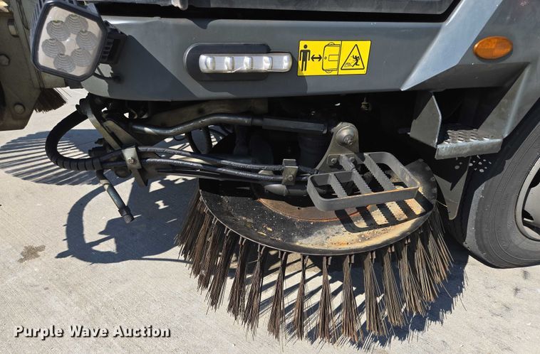 image for item EF1941 2016 Ravo 5 Series 540 street sweeper