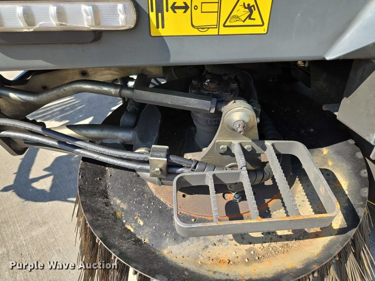 image for item EF1941 2016 Ravo 5 Series 540 street sweeper