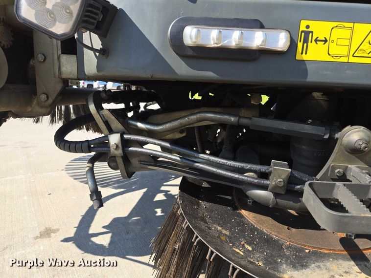 image for item EF1941 2016 Ravo 5 Series 540 street sweeper