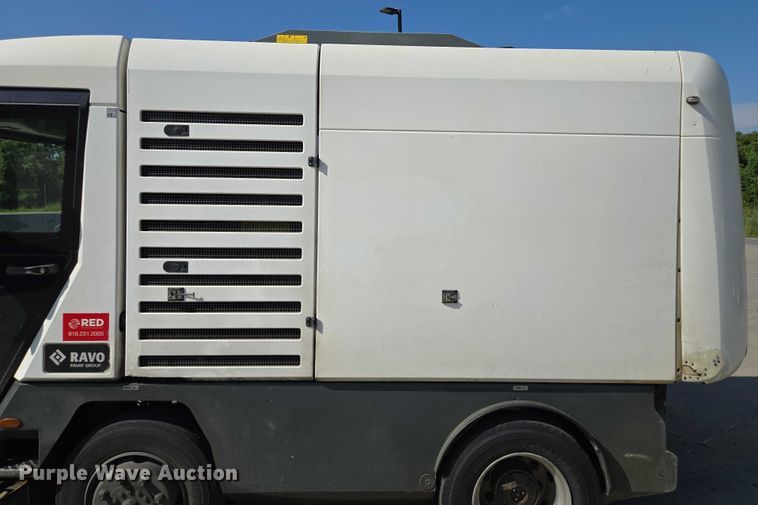 image for item EF1941 2016 Ravo 5 Series 540 street sweeper