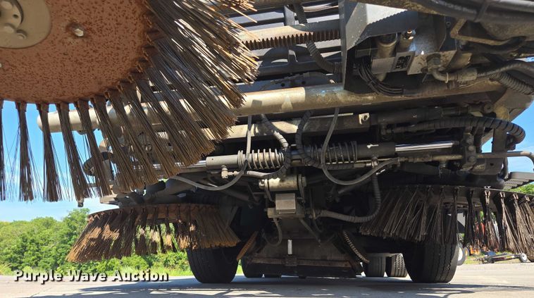 image for item EF1941 2016 Ravo 5 Series 540 street sweeper