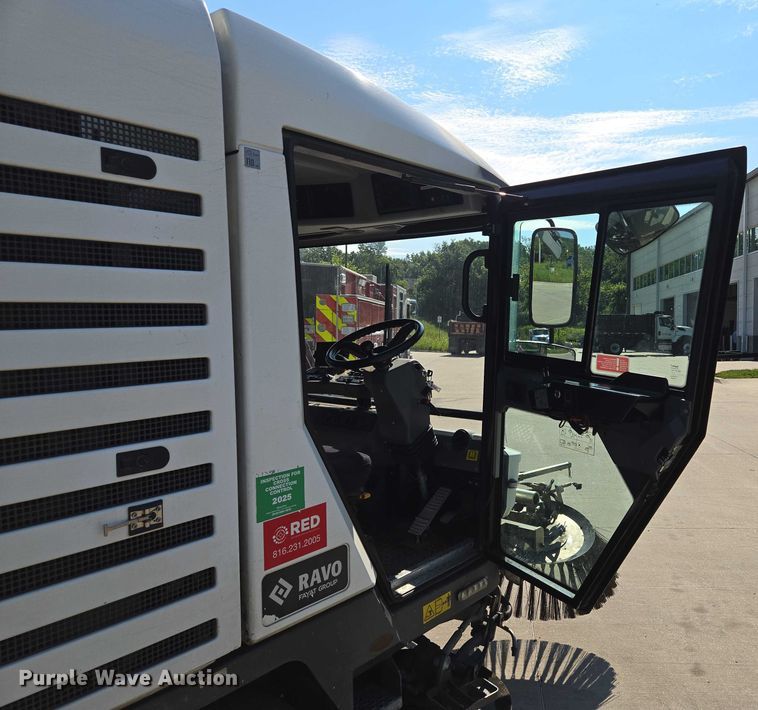 image for item EF1941 2016 Ravo 5 Series 540 street sweeper