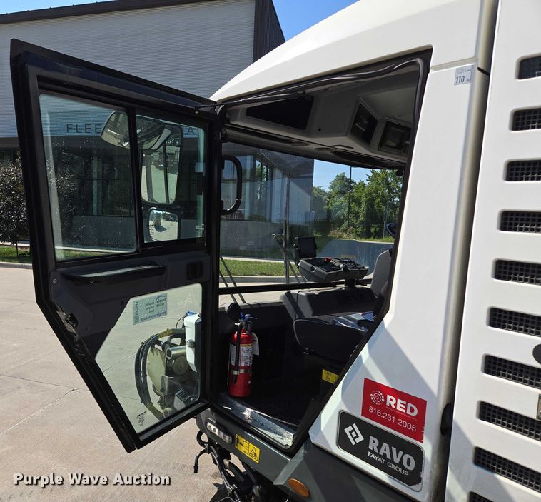 image for item EF1941 2016 Ravo 5 Series 540 street sweeper