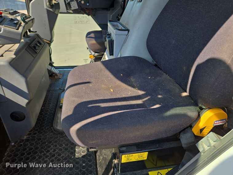 image for item EF1941 2016 Ravo 5 Series 540 street sweeper