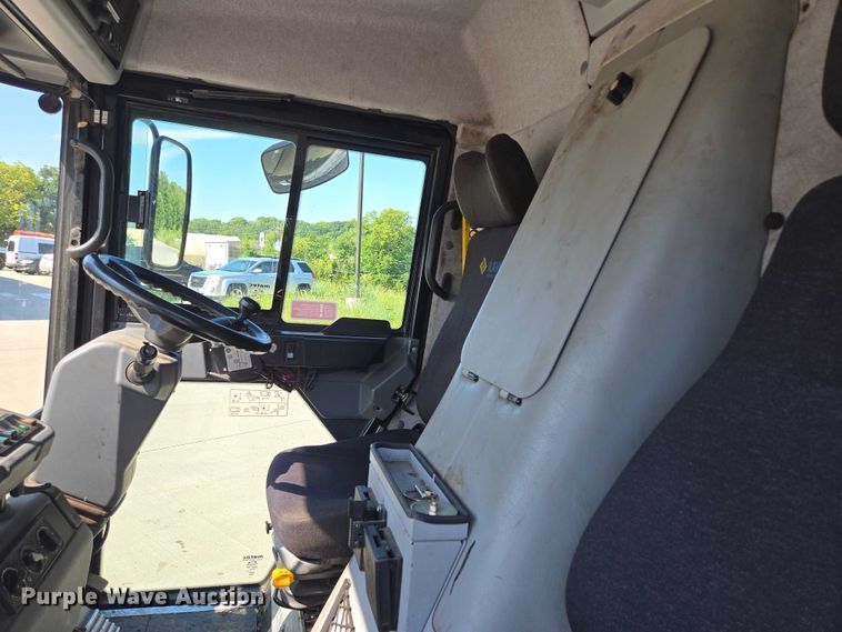 image for item EF1941 2016 Ravo 5 Series 540 street sweeper