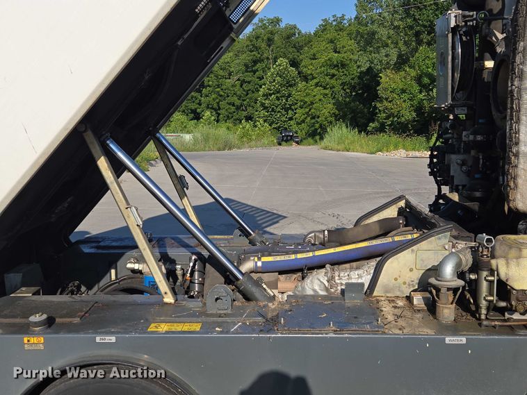 image for item EF1941 2016 Ravo 5 Series 540 street sweeper