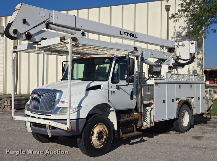 image for item EF1946 2005 International 4400 bucket truck