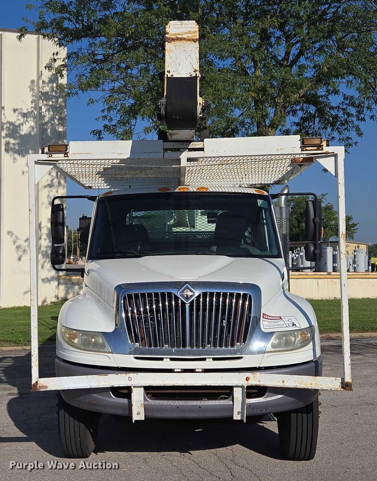 image for item EF1946 2005 International 4400 bucket truck