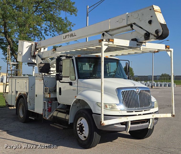image for item EF1946 2005 International 4400 bucket truck