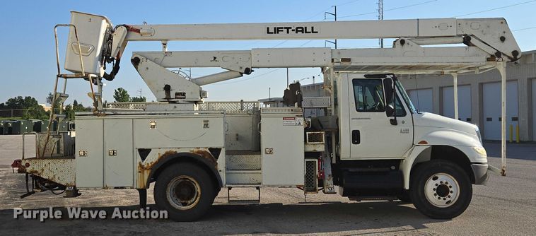 image for item EF1946 2005 International 4400 bucket truck