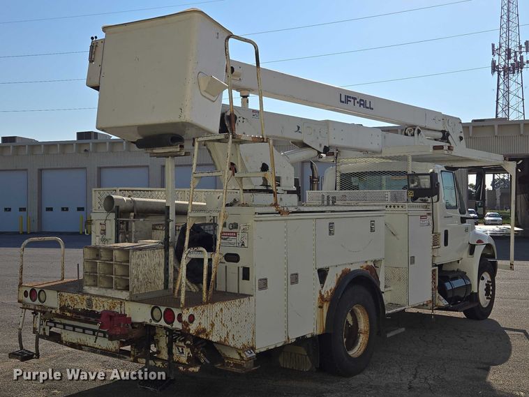 image for item EF1946 2005 International 4400 bucket truck