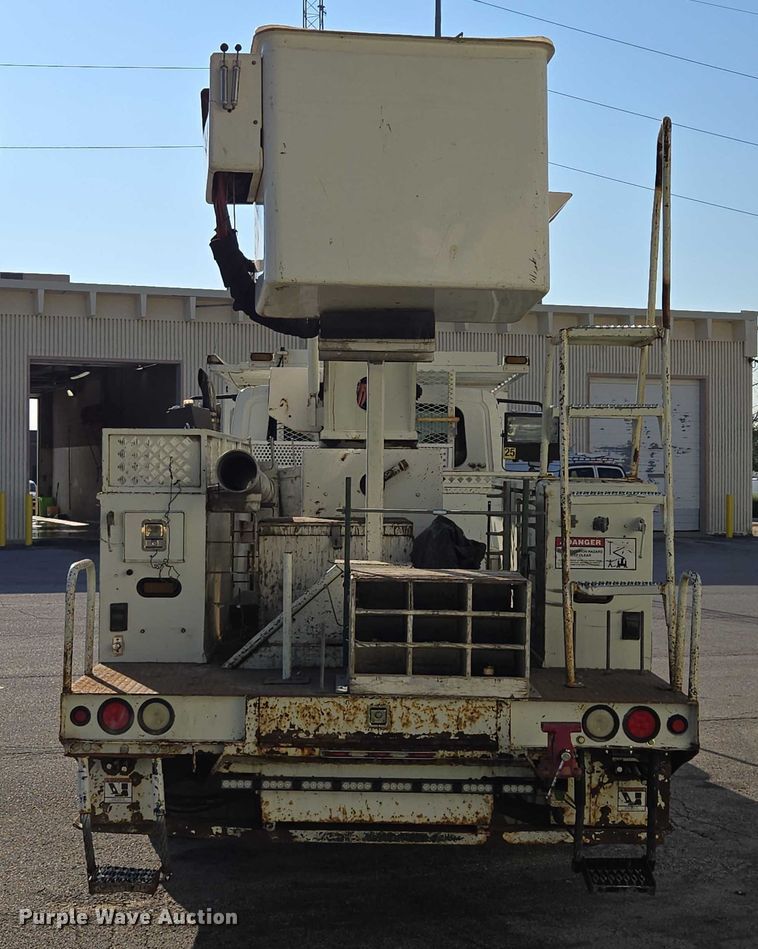 image for item EF1946 2005 International 4400 bucket truck