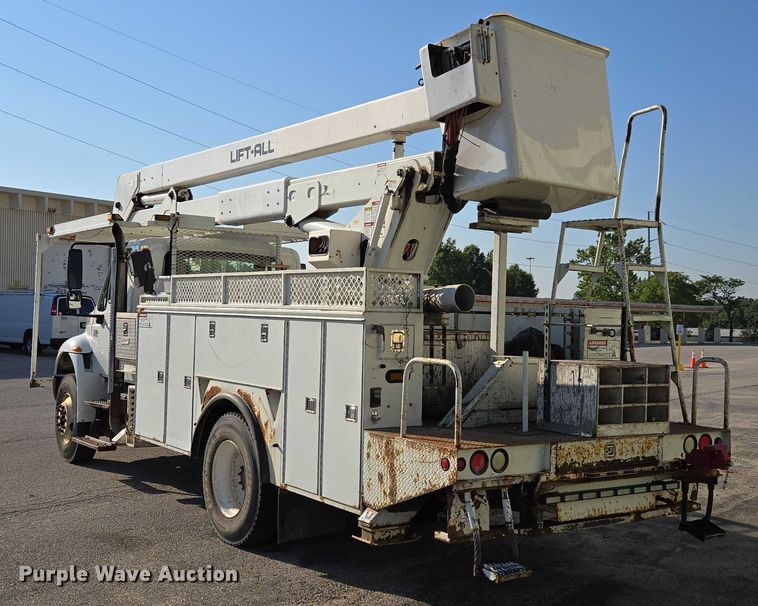 image for item EF1946 2005 International 4400 bucket truck