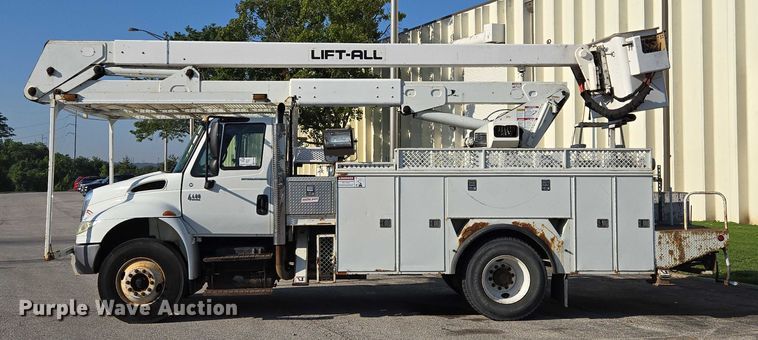 image for item EF1946 2005 International 4400 bucket truck