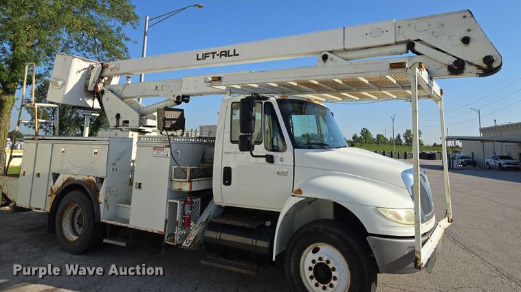 image for item EF1946 2005 International 4400 bucket truck