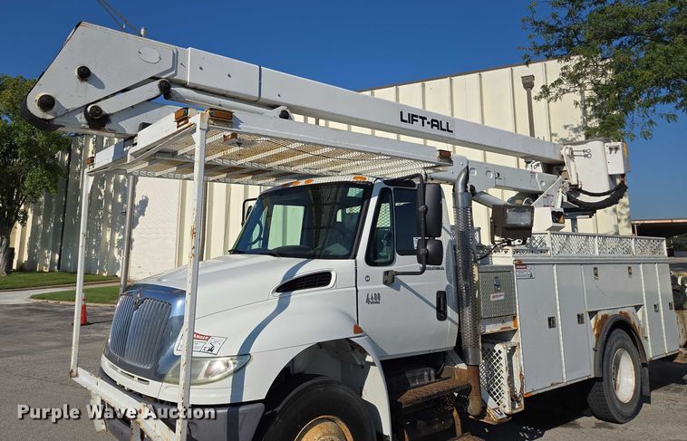 image for item EF1946 2005 International 4400 bucket truck