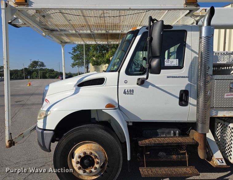 image for item EF1946 2005 International 4400 bucket truck