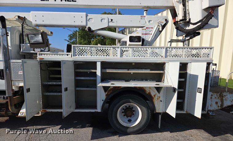 image for item EF1946 2005 International 4400 bucket truck