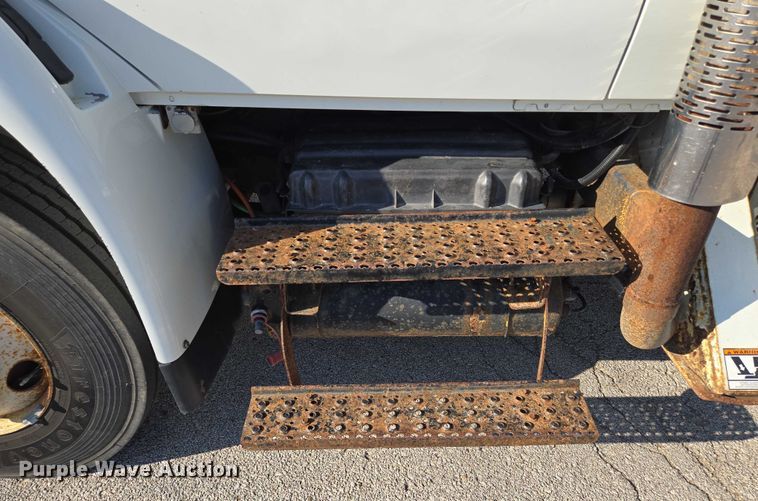 image for item EF1946 2005 International 4400 bucket truck