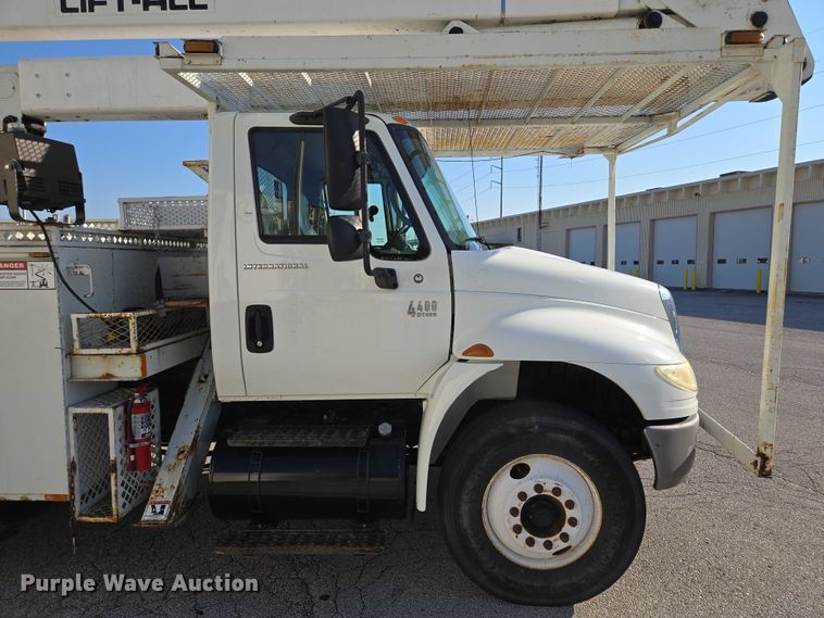 image for item EF1946 2005 International 4400 bucket truck