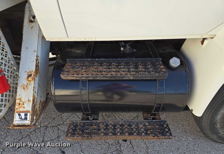 image for item EF1946 2005 International 4400 bucket truck