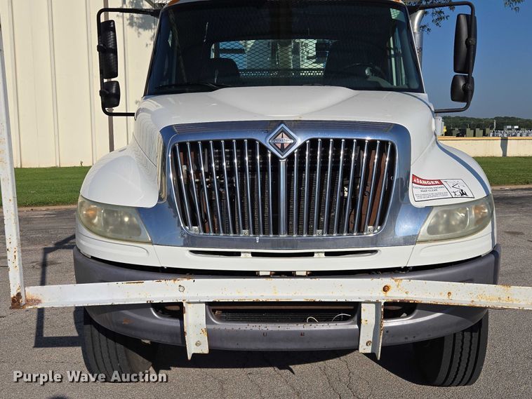 image for item EF1946 2005 International 4400 bucket truck