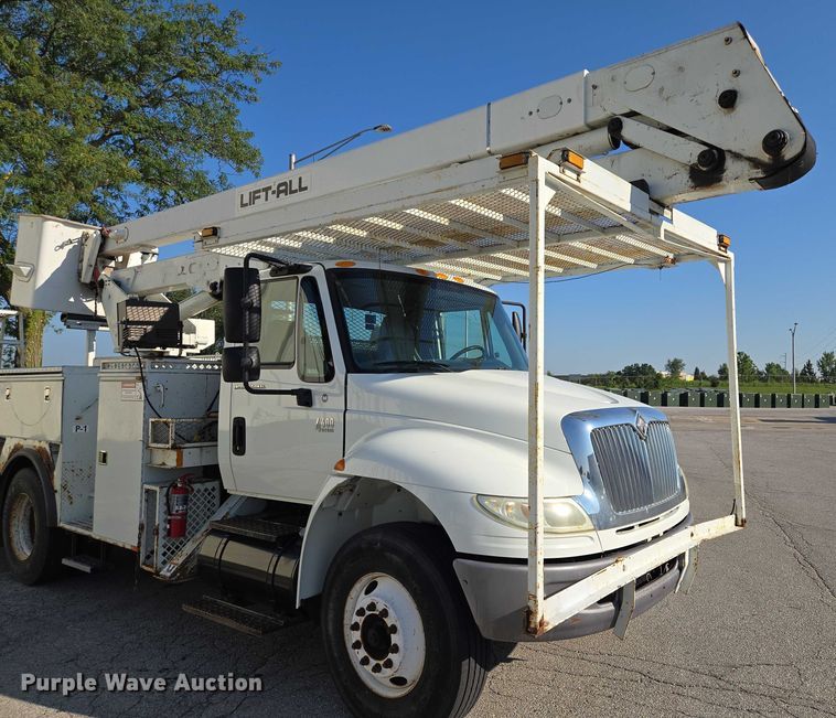 image for item EF1946 2005 International 4400 bucket truck
