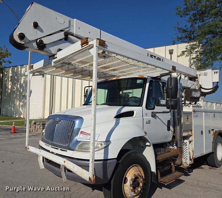 image for item EF1946 2005 International 4400 bucket truck