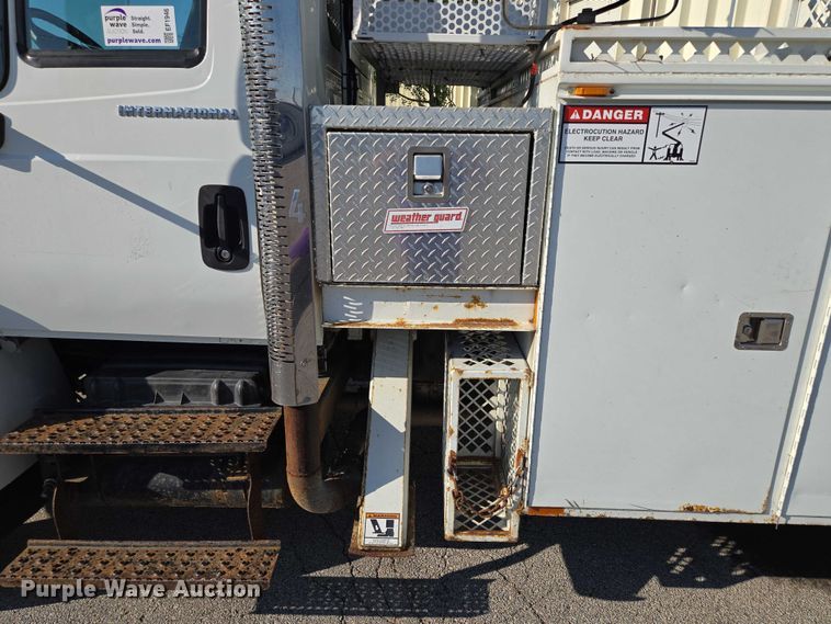 image for item EF1946 2005 International 4400 bucket truck