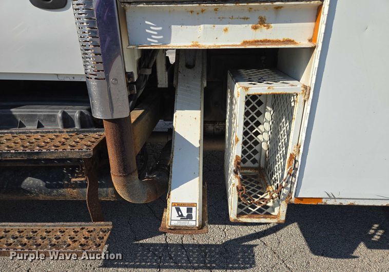 image for item EF1946 2005 International 4400 bucket truck