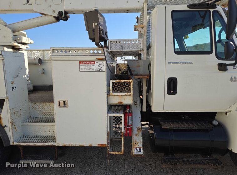 image for item EF1946 2005 International 4400 bucket truck