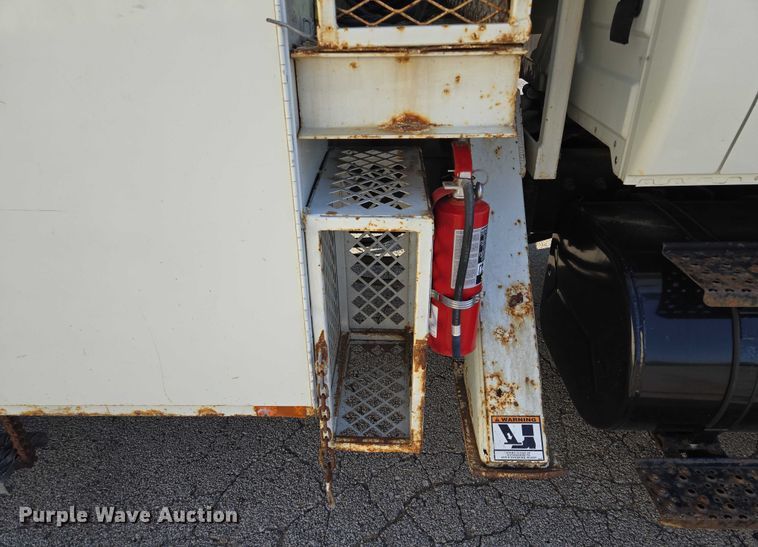 image for item EF1946 2005 International 4400 bucket truck