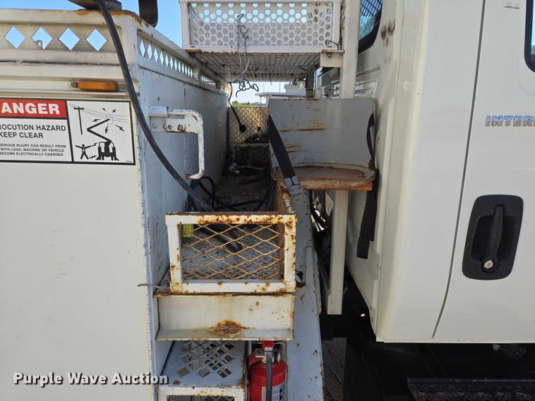 image for item EF1946 2005 International 4400 bucket truck