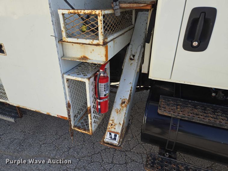 image for item EF1946 2005 International 4400 bucket truck