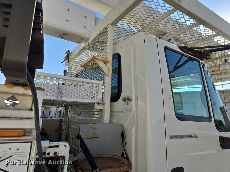 image for item EF1946 2005 International 4400 bucket truck