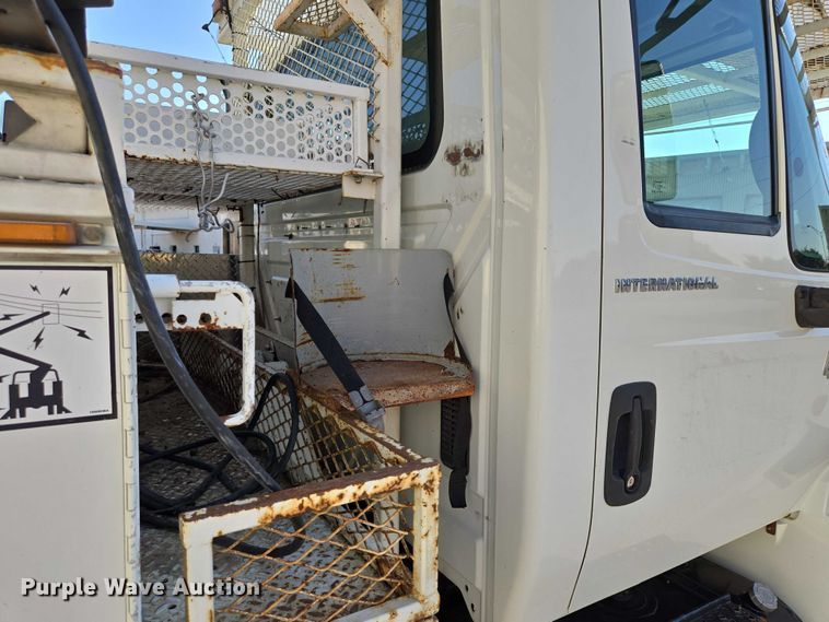 image for item EF1946 2005 International 4400 bucket truck