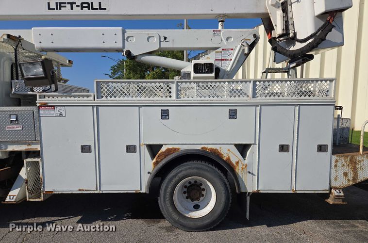 image for item EF1946 2005 International 4400 bucket truck